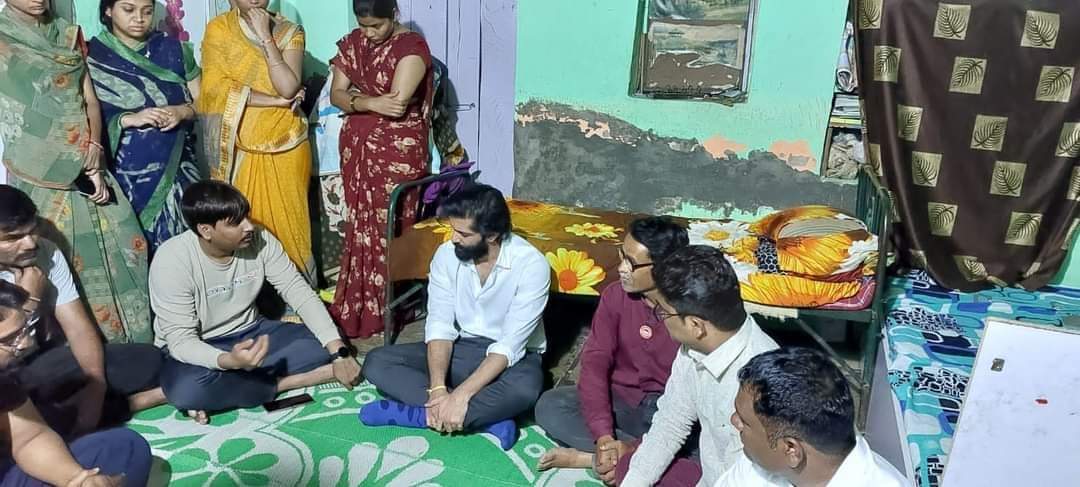 आज संभाजीनगर येथून चिंचवड येथे संध्याकाळी जात असताना वाटेत अमितसाहेब ठाकरे यांनी गंगावणे कुटुंबीयांची त्यांच्या घरी जाऊन भेट घेतली आणि दुःखाचे आभाळ कोसळलेल्या गंगावणे कुटुंबियांचे, नातेवाईकांचे सांत्वन केले.

#AmitThackeray