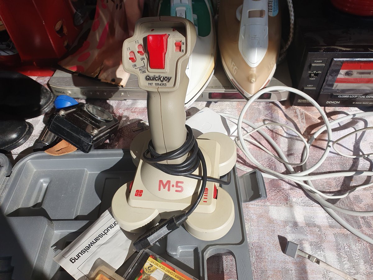 JoachimHesse's tweet photo. Ein grauer #Quickjoy M5 auf dem #Flohmarkt. Solche #Joystick-Ungetüme haben Kinder früher vermutlich von den Großeltern veschenkt bekommen, denn wie schwammig sich damit Spiele steuern lassen, sieht der Kenner ihm auch heute noch an. https://t.co/I3m42v9QJ3