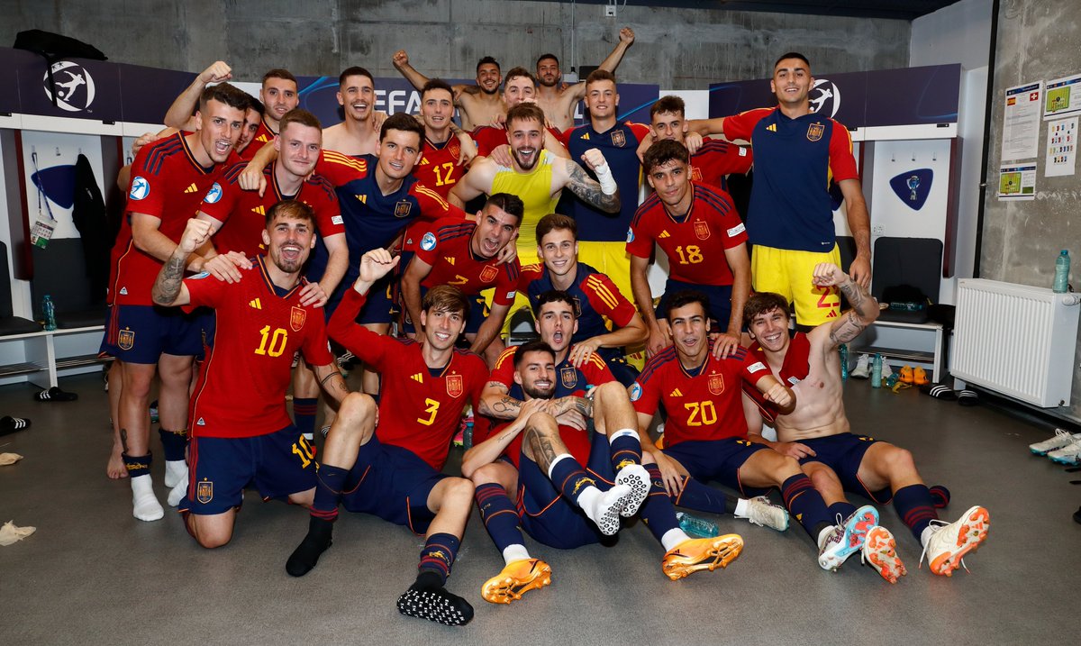 Selección-Rojita (@seleccionrojita) on Twitter photo ✅ESPAÑA🇪🇸 CLASIFICADA A LOS JJOO 2024✅
La victoria de 🏴 hace que los de Santi Denia se clasifiquen para la cita.
Segundos JJOO consecutivos (🥈 Tokio 2020) que jugaremos.
Primer objetivo conseguido✅. Ahora a por el #U21EURO💪. Miércoles semis vs 🇫🇷 o 🇺🇦.
Vamos <a href="/SEFutbol/">Selección Española Masculina de Fútbol</a>!! ✅ESPAÑA🇪🇸 CLASIFICADA A LOS JJOO 2024✅
La victoria de 🏴 hace que los de Santi Denia se clasifiquen para la cita.
Segundos JJOO consecutivos (🥈 Tokio 2020) que jugaremos.
Primer objetivo conseguido✅. Ahora a por el #U21EURO💪. Miércoles semis vs 🇫🇷 o 🇺🇦.
Vamos <a href="/SEFutbol/">Selección Española Masculina de Fútbol</a>!!