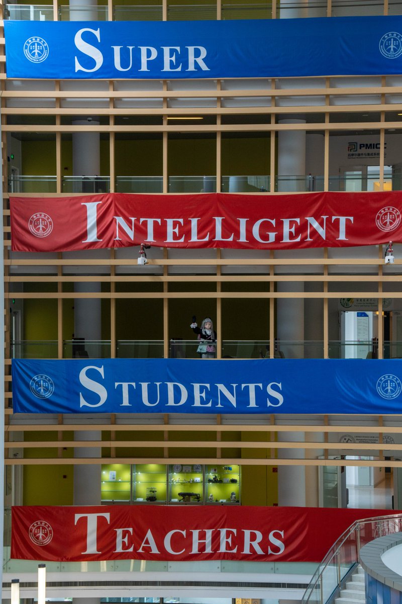 NNG_old's tweet image. #Shanghaitech 第1期
P1 在信院1号楼，呼~，我不会让老师失望。
P2 在8号宿舍楼楼下庭园内
P3 要从运动场南侧上楼

填充物： @NNGnoMKT  
📸 : 小马哥 
感谢 @NO_Names_s 的护航和后勤  

#kigurumi #上海科技大学 #Irene #arknights