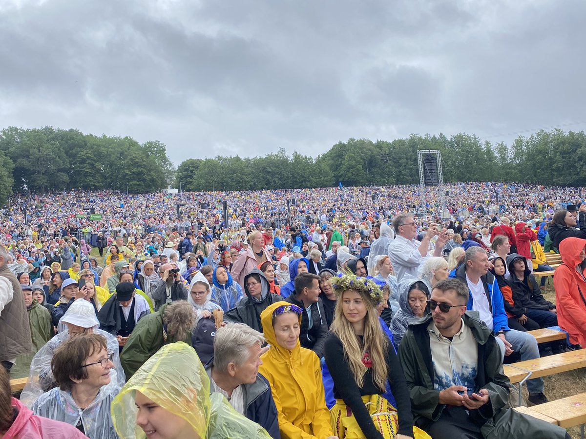 toomas_lukk's tweet photo. Tallinn Song Festival Grounds 🇪🇪 hosts every 5 y 1 of the largest choral events in the 🌏. Today it hosts 13th Youth and Dance celebration “Holy is the Land” with +10K singers and many more spectators. Day to remember - songs, musics, thunder, heavy rain. Tribute to 🇺🇦. Amazing. https://t.co/Ih4yaotEsx
