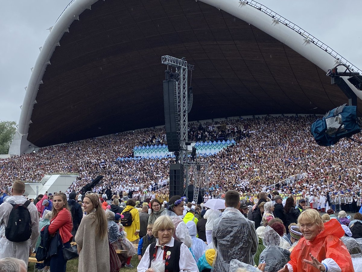 toomas_lukk's tweet photo. Tallinn Song Festival Grounds 🇪🇪 hosts every 5 y 1 of the largest choral events in the 🌏. Today it hosts 13th Youth and Dance celebration “Holy is the Land” with +10K singers and many more spectators. Day to remember - songs, musics, thunder, heavy rain. Tribute to 🇺🇦. Amazing. https://t.co/Ih4yaotEsx