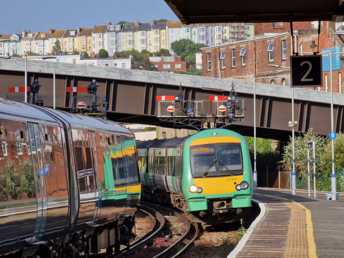 fincra's tweet image. @SouthernRailUK Class 171 801 arrives into Hastings, under the Ore End Semaphores. 

EDL 007, for the Bay Platform, was always known as "The James Bond" signal to me.

#turbostar #class171 #cl171 #Southern  #Hastings #Train #DayOut #Summer #Sunshine #Semphores