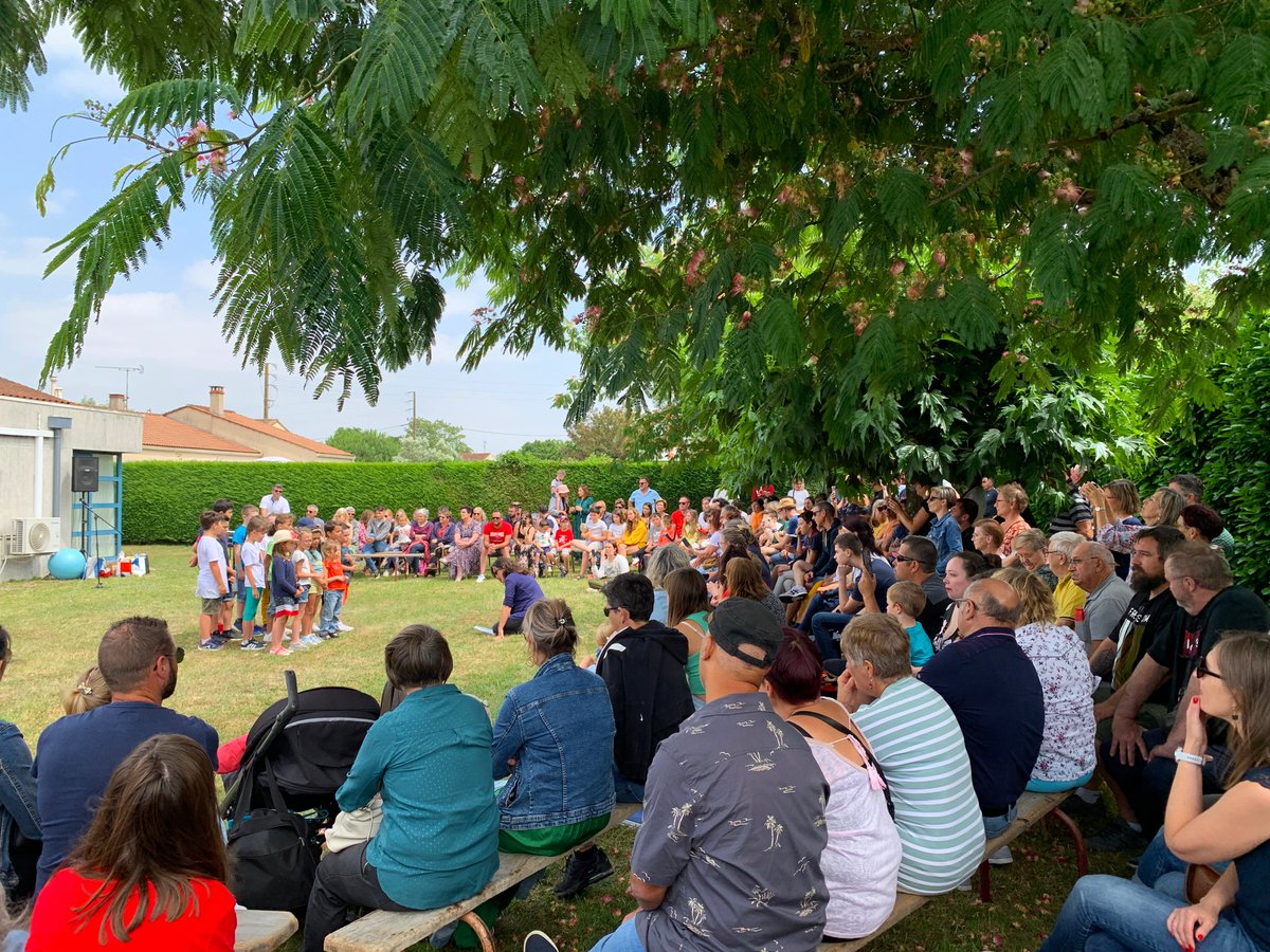Peault85's tweet photo. 🥳 Hier samedi, les enfants de l'école de #Péault ont proposé leur #spectacle de fin d'année scolaire. Les familles avaient fait le déplacement en nombre pour assister aux danses, théâtre et chants préparés par les enseignants de l'école Charlotte Menanteau.
Merci aux bénévoles ! https://t.co/yQU6y0Iv20