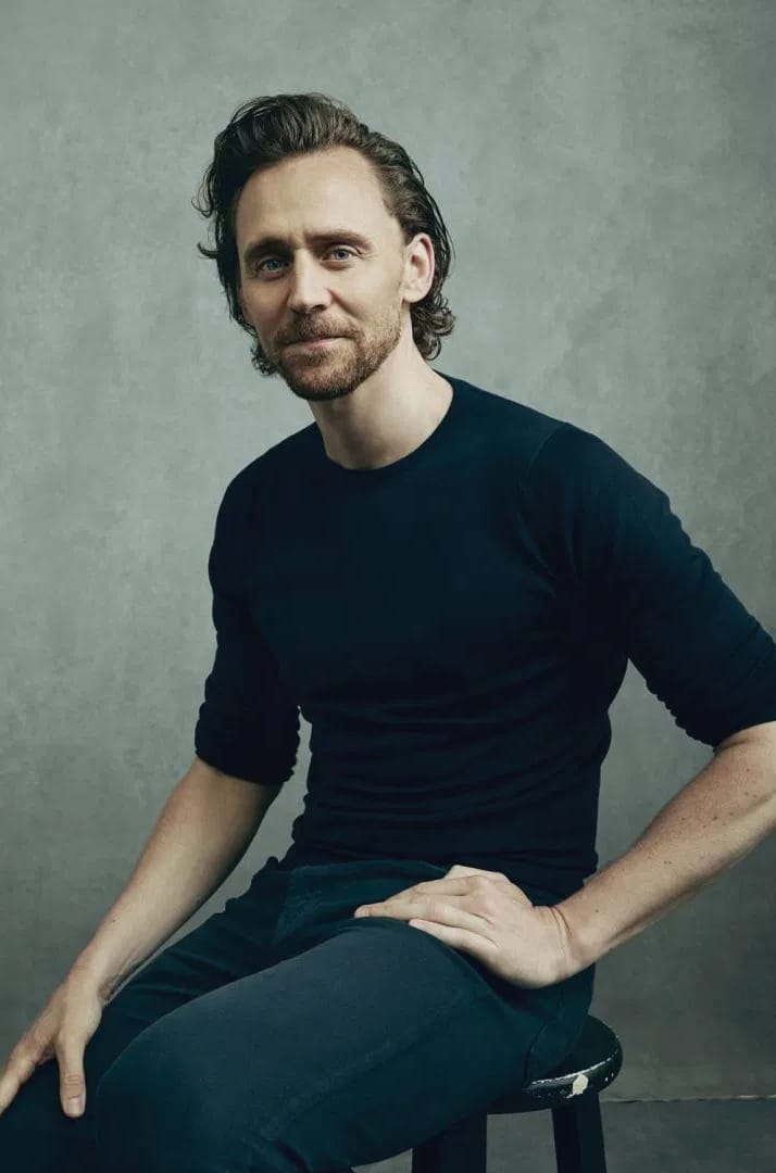 TomHidFansLATAM's tweet photo. Recuerdo del día 📷|Tom Hiddleston en la portada de M2 Magazine para la edición de Julio/Agosto 2021. 
#tomhiddleston #m2magazine #recuerdos #throwback #loveyoutomhiddleston #memories 
#proudoftomhiddleston #tbt #hiddlesbeauty #weprotecttomhiddleston #flashback https://t.co/AcbLKwDykR