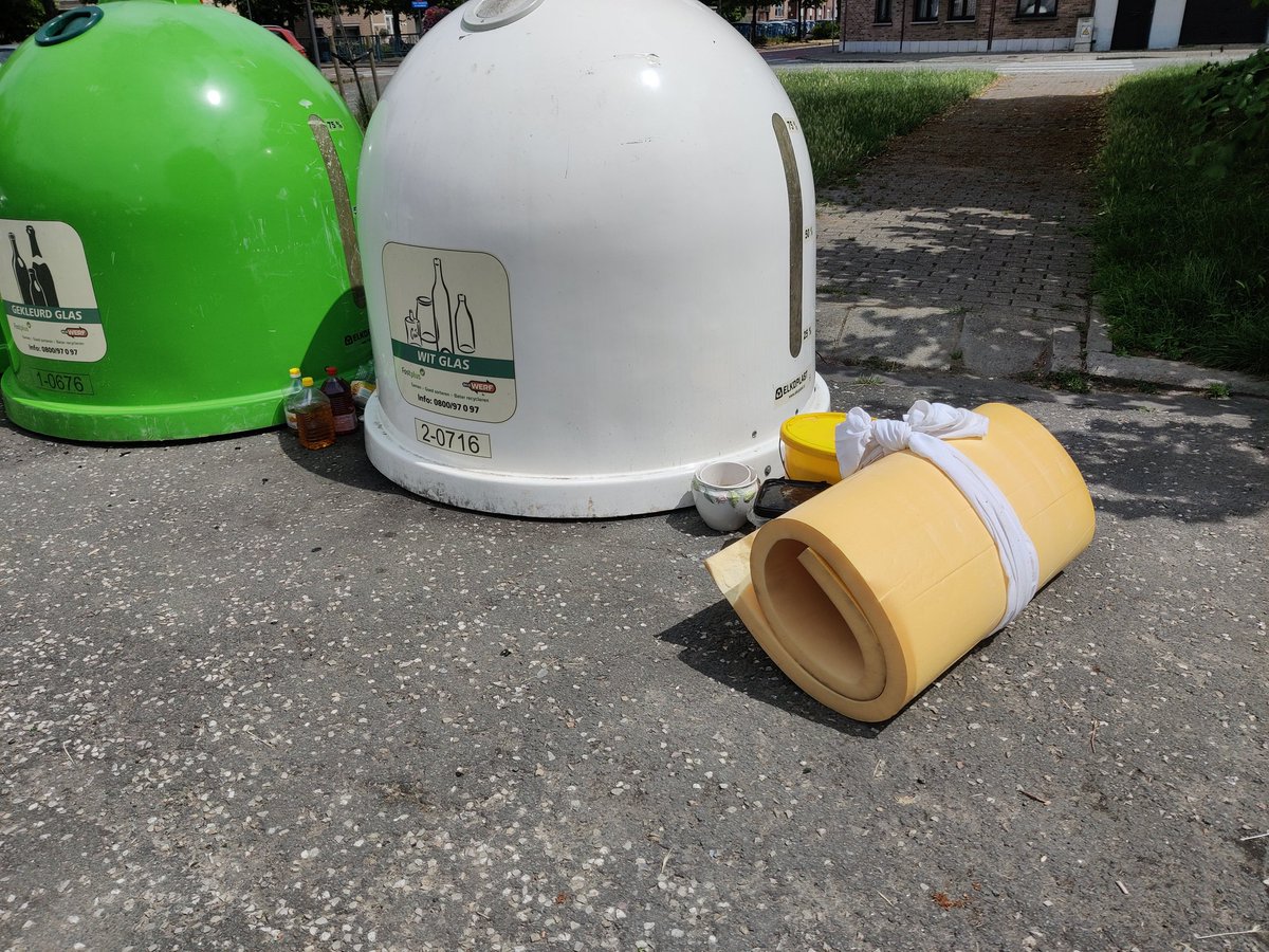 MattiDelang's tweet photo. Wanneer gaan jullie hier eens iets aan doen? Elke dag is dat hier hetzelfde liedje... Waarom zou een gewone burger voor huisvuilzakken/containerpark betalen als dit ongestraft kan, stop met de straffeloosheid!

Schandalig @katparty @StadTienen https://t.co/IwSyEbZhxt