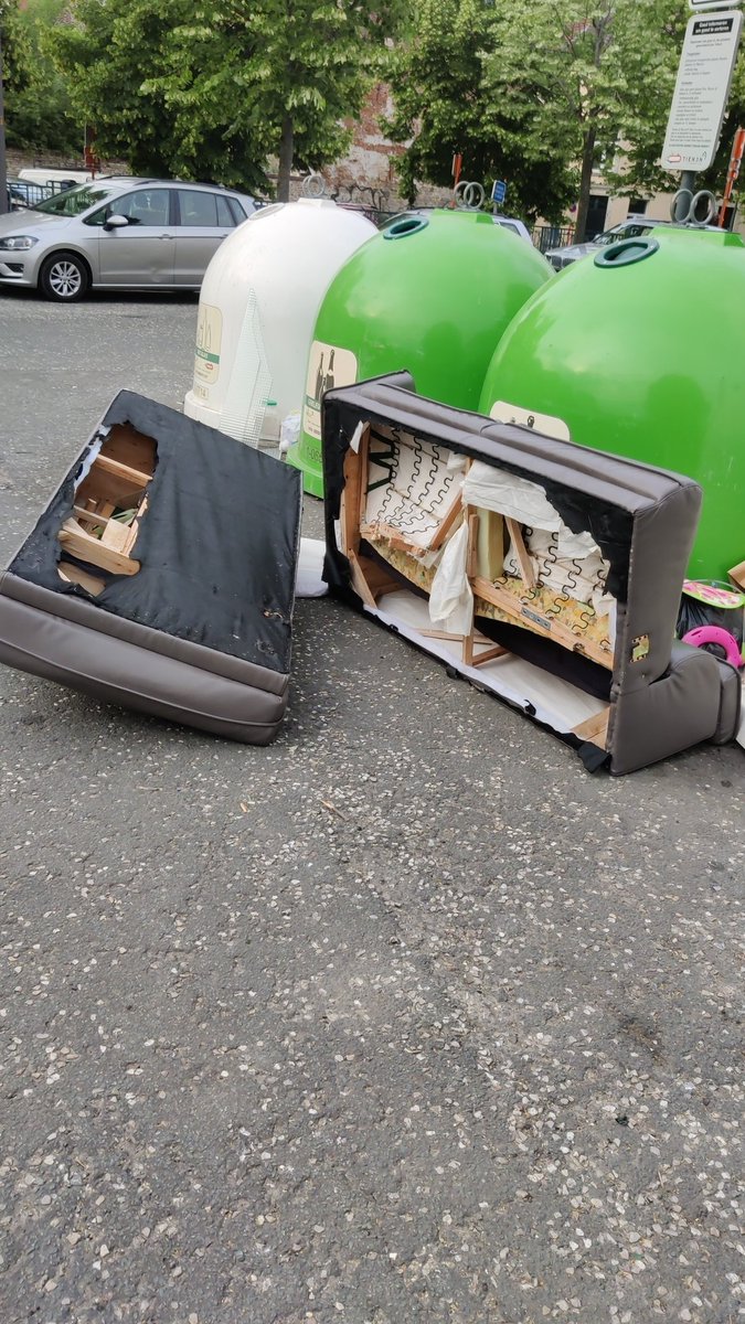 MattiDelang's tweet photo. Wanneer gaan jullie hier eens iets aan doen? Elke dag is dat hier hetzelfde liedje... Waarom zou een gewone burger voor huisvuilzakken/containerpark betalen als dit ongestraft kan, stop met de straffeloosheid!

Schandalig @katparty @StadTienen https://t.co/IwSyEbZhxt