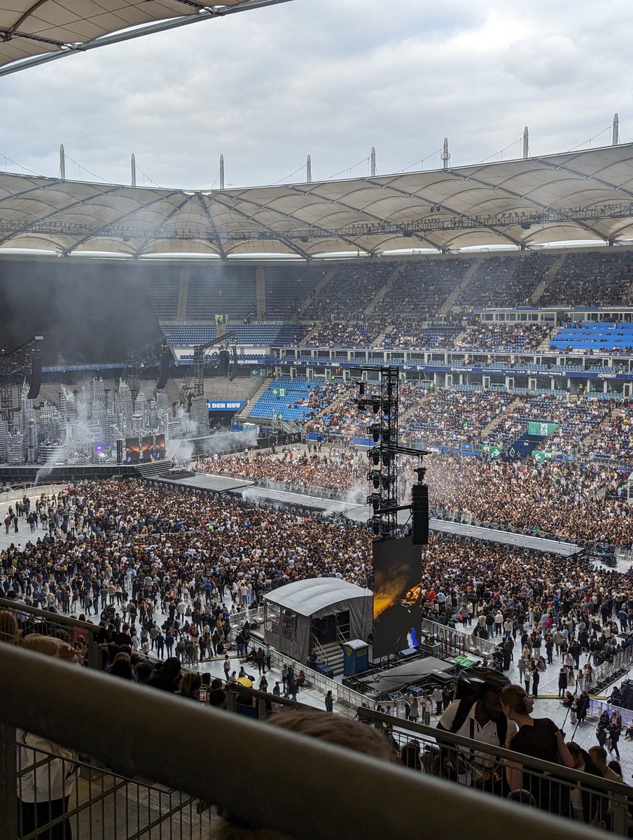 Isogrape's tweet photo. Keine Ahnung ob das irgendwer liest aber chille Konzert als würde ich Stadt chillen https://t.co/6DrHeJWRIJ