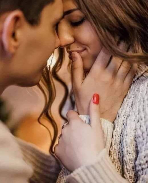 من انتي يا سيدتي التي دخلتي قلبــى دون استئذان
واهديتيني كل معاني الحــــب والحنان
وجعلتي قلـــــــبى في اجمل بستان
من انتي يا سيدتي التي علمتيني اكــــون مثل الفرسان
اخوض معارك الحـــب ولا أهـــرب مثل الصبيان
من انتــــى ياسيدتي التي سرقتيني من الازمان
واخرجتيني من عــــــــالم