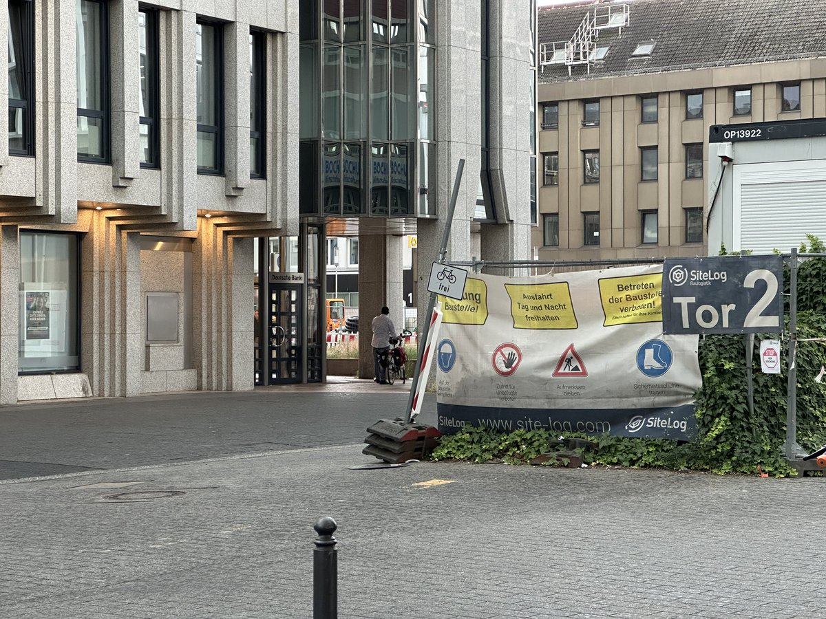 JensMatheuszik's tweet photo. 3/3 […] Weiter südlich (Höhe Junggesellenstraße) fehlt auf der #Viktoriastraße das „Durchfahrt verboten“-Schild ⛔️ bzw. es liegt auf dem Boden (während „Radfahrer frei“ 🚲 noch hängt).
Ist bereits via #BürgerEcho App 🗣️📲🏙️ der Stadt @bochum_de gemeldet.
#boAMI #ratBO #Bochum https://t.co/pcB0KlPdsz