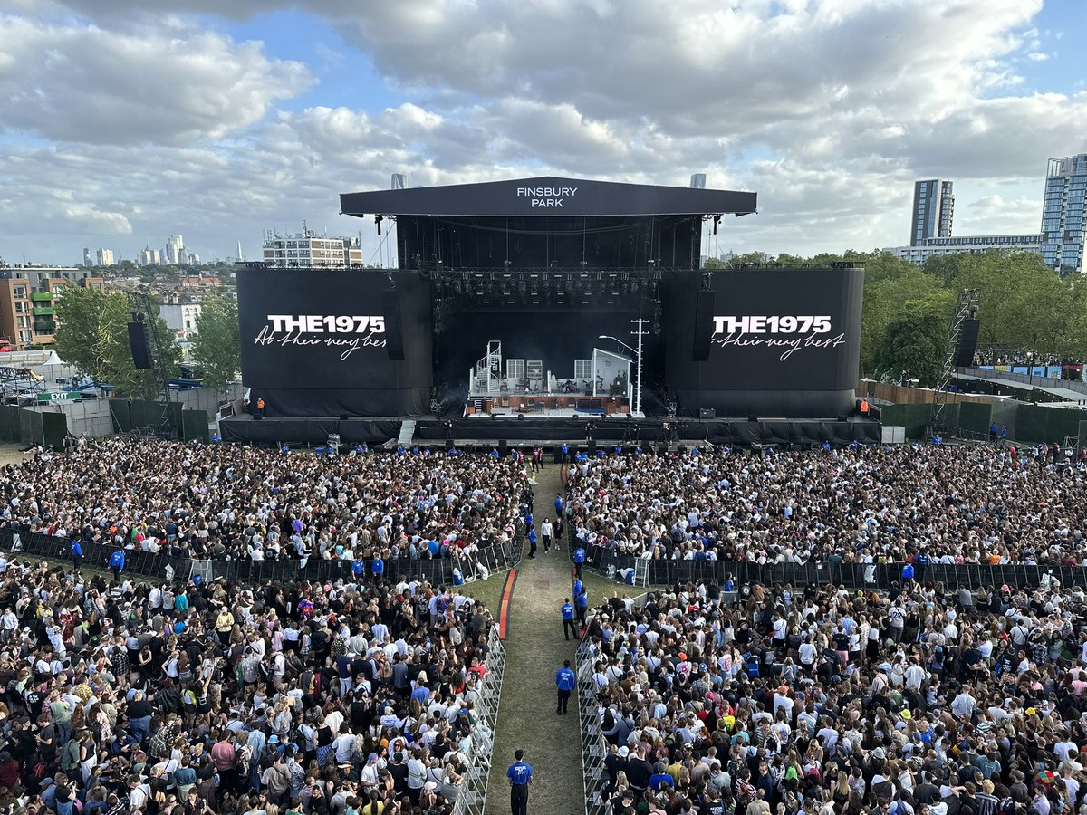 makingthishurt's tweet photo. the 1975 at their very best live from finsbury park… https://t.co/8TRBWw4873