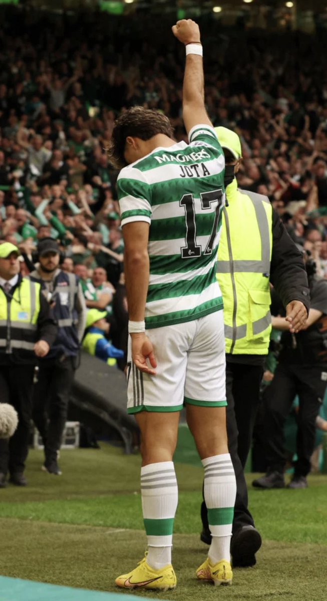 SomersPazzi's tweet photo. Jota on the wing 🇵🇹🍀😢 https://t.co/NsceUSJOlm