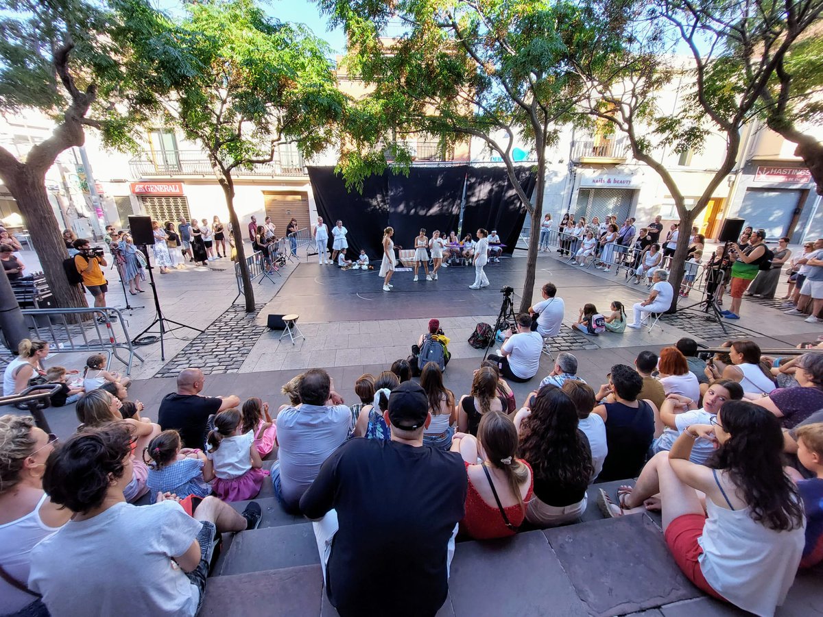 Primers espectacles d'avui diumenge al Festival #AlCarrer #Viladecans

Dansa, circ, màgia, teatre... avui també tenim de tot per a tothom!

📌 "I-Human" de LP Dansa
📌 "L'Actitud" de <a href="/JAMwebcat/">JAM</a> 
📌 "Lumière" de <a href="/TxemaMagic/">Txema</a> 
📌 "Mamá" amb Street Style

T'hi esperem!