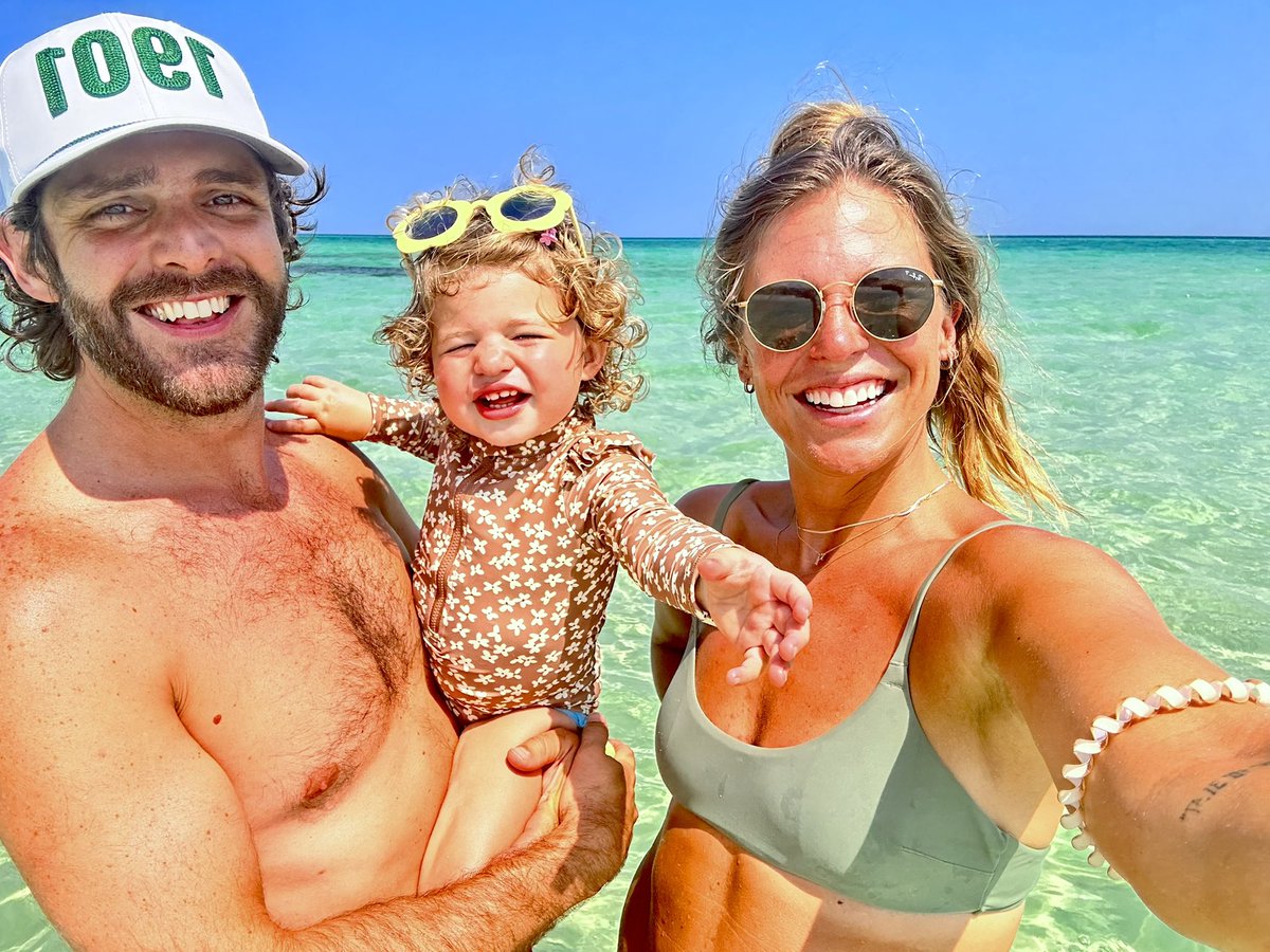 ThomasRhett's tweet photo. Beach time ☀️ https://t.co/7CIyXBvT12