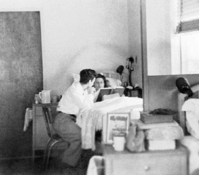 BooksElessar's tweet photo. “I love my wife. My wife is dead.”

Los Alamos physicist Richard Feynman wrote this in a love letter to his late wife.

He almost couldn’t work at LA bc of his wife’s illness. But Oppenheimer made sure he could—and that she could come with him.

She died shortly before Trinity. https://t.co/9vMVTqr528