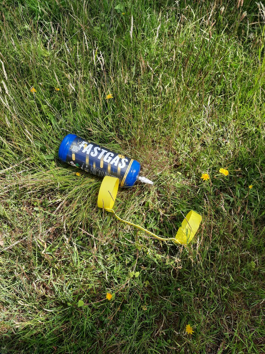 natashenka007's tweet photo. @webcare020 er zijn 4-5 flessen #FastGas op de Accummulatorweg hoekje Kabelweg (op het gras, kan je niet missen, en nog zeker eentje bij Kabelweg 50. Zonder statiegeld dumpen mensen ze overal. https://t.co/0CZr7s1ZjC