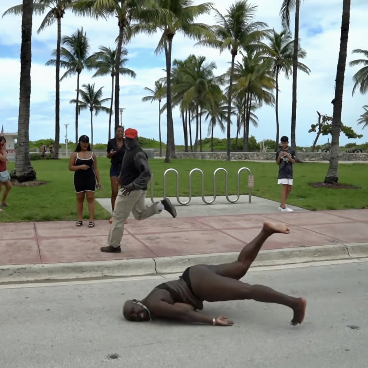 Remxne's tweet photo. This needs to be captioned ASAP 🤣 #miami #summer #race https://t.co/SH1gTlQxKu