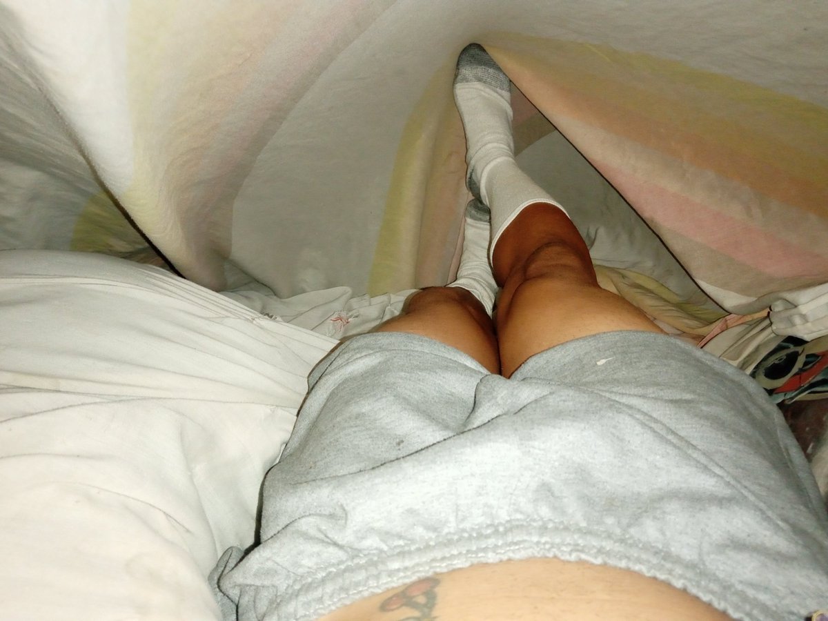 feet_of_man1's tweet photo. Bajo mis sábanas. 😜🍆 Pronto contenido más hoy🔥 @Feetfinder @feet #feetfinder #socks #longsocks #whitesocks #hot #materialhot https://t.co/1nDVRJZNEe