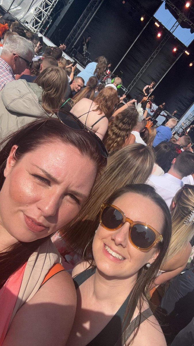 Absolutely smashed it yesterday 👊🏻💥<a href="/Tom_Grennan/">Tom Grennan</a> despite being unwell 🫶🏻 Amazing day!! 
#plateday #newcastleraces #raceday