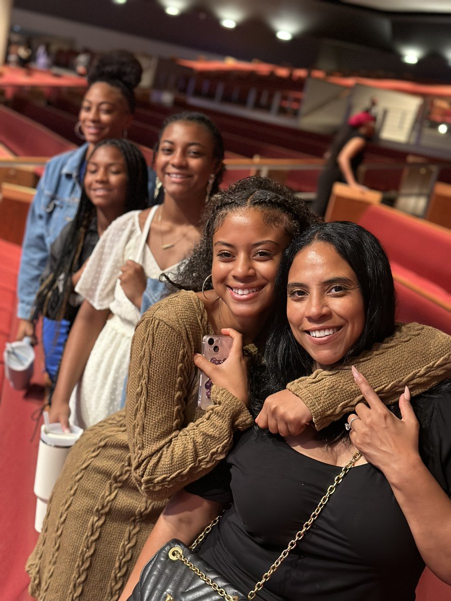walshjordan1's tweet photo. Family that PRAYS  together, stays together #Chruchflow #ThePottershouse @JordanGirls4 https://t.co/Npp2cp9Kkw