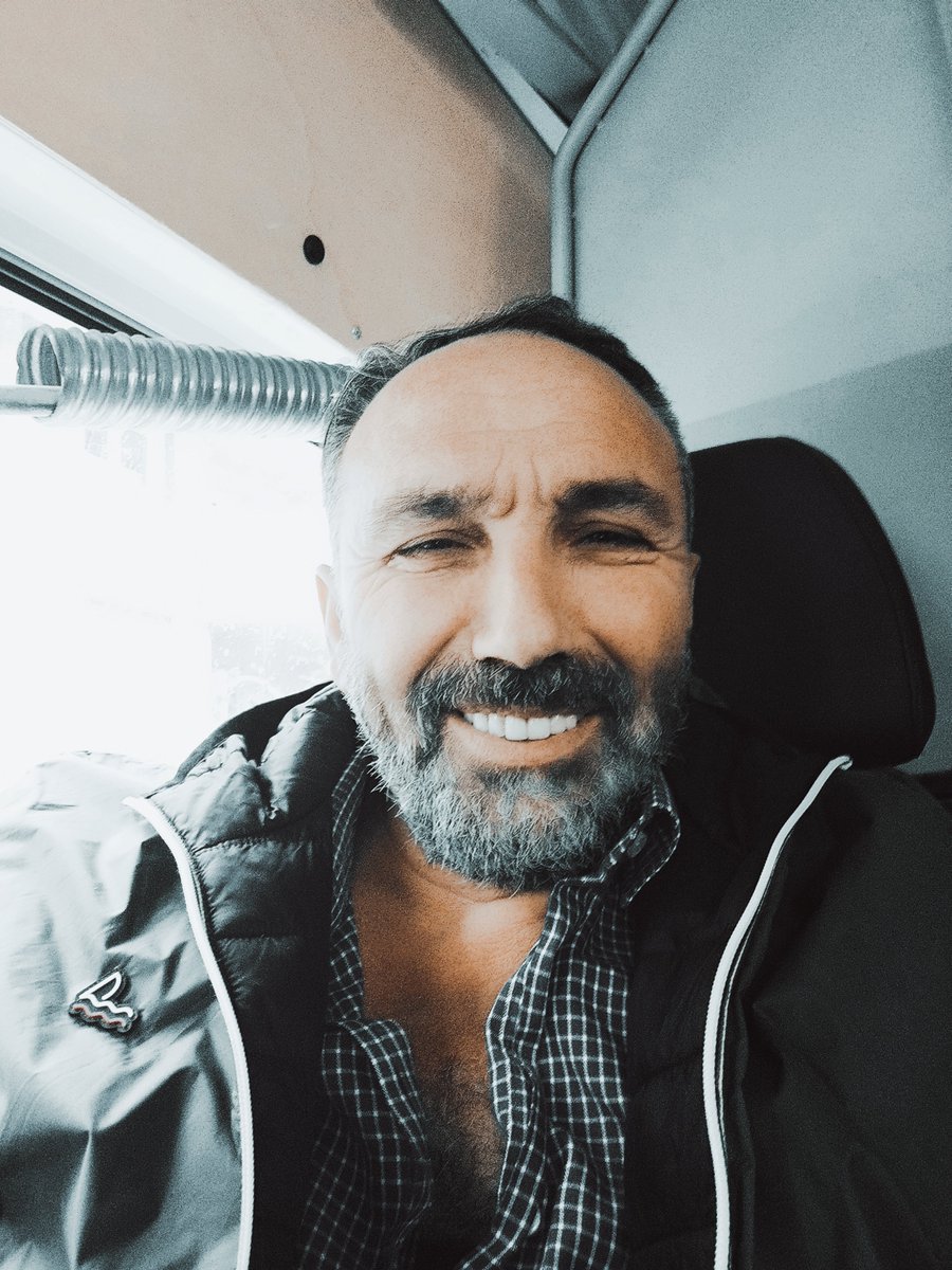 Mustafa77972918's tweet photo. Yaş  51 , gülüyoruz gardaş... Yıllarca yaşa takıldık, şimdi prime,gülüyoruz. El siyaset Vel rezalet dedikçe gülüyoruz. Yani gardaş; adaletten umudu kestik,hürriyete uzaktan bakıp acı acı gülüyoruz. Aslında var ya, ölüyoruz gardaş ölüyoruz

á bientôt

#EmeklilikteYaşaTakılanlar https://t.co/CbsdTqQIEf