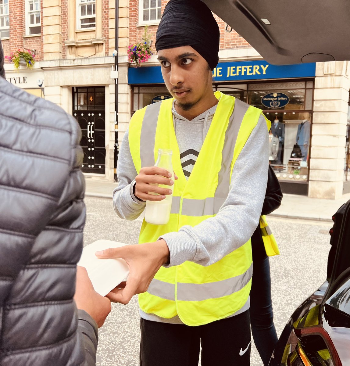 Pizza and chips! Thanks to Adam Heighway for arranging tonight’s meals from Oregano. The meals were served by volunteers from @sccycnhampton to the rough sleepers around the town. #GiveBack #zeroemmissions #Northampton #NorthantsTogether #Northantshour #helpthehomeless