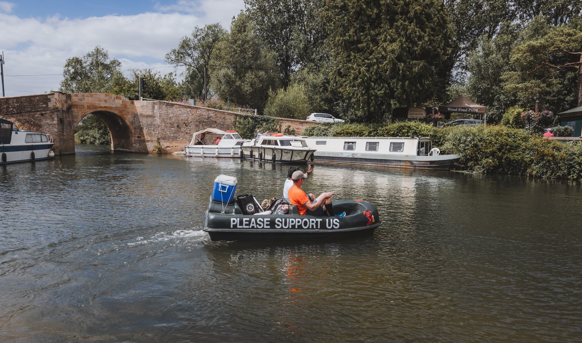 Callsign_Kodak's tweet image. A quick pit-stop at Ye Olde Swan in Radcot before #TeamHerc and the Pedalliers continued on...

@C130JimRoden leading the way...

PLEASE Donate here : justgiving.com/team/teamhercu…