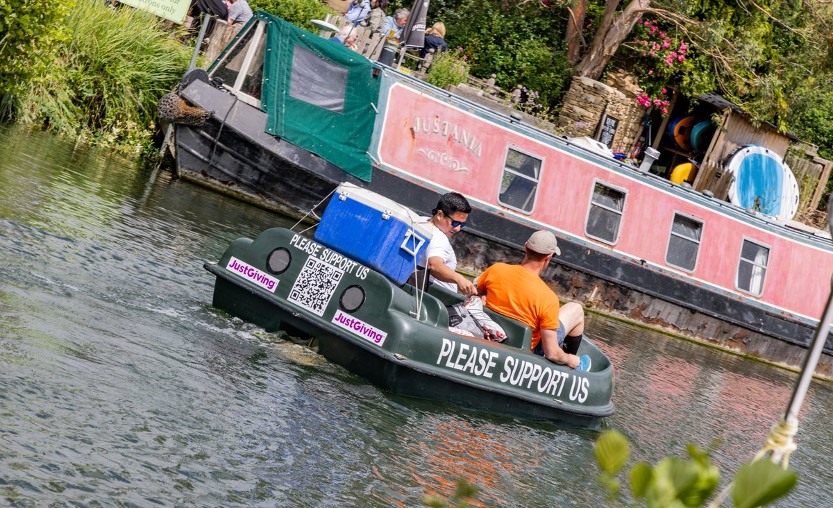 Callsign_Kodak's tweet image. A quick pit-stop at Ye Olde Swan in Radcot before #TeamHerc and the Pedalliers continued on...

@C130JimRoden leading the way...

PLEASE Donate here : justgiving.com/team/teamhercu…