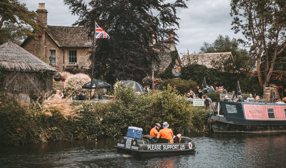 Callsign_Kodak's tweet image. A quick pit-stop at Ye Olde Swan in Radcot before #TeamHerc and the Pedalliers continued on...

@C130JimRoden leading the way...

PLEASE Donate here : justgiving.com/team/teamhercu…