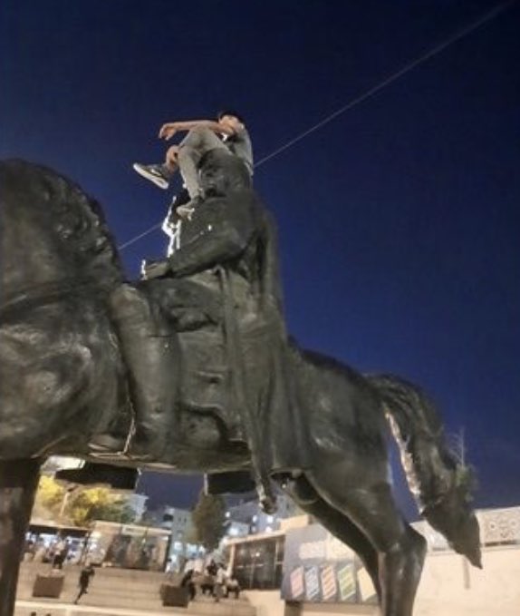 ⚠️⚠️ BU RESMEN PROVAKASYONDUR! Şanlıurfa'nın Haliliye ilçesi Topçu Meydanı'nda bulunan Atatürk heykelinin üzerine bir Suriyeli genç çıkıp oturdu! Bu olağanüstü saygısızlığa karşı bu hain tutuklanmalı ve ailesiyle birlikte derhal sınır dışı edilmeli! Sayın @omerrcelik bunu