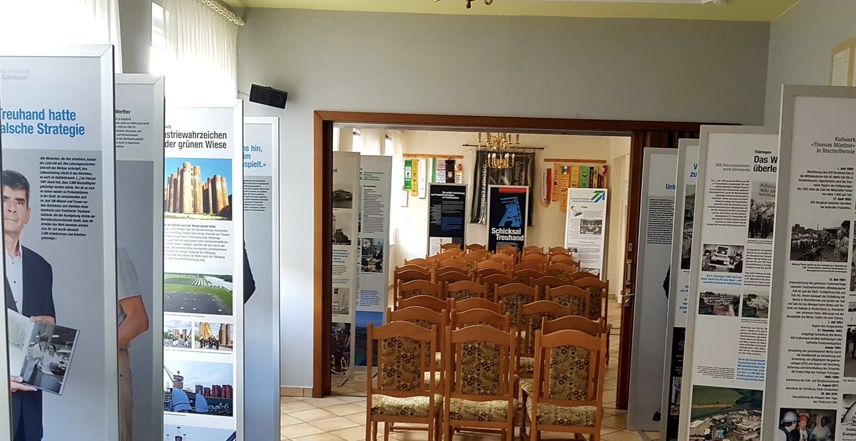 RohnstockBio's tweet photo. Tafeln und Stühle warten schon: Im Bergbaumuseum #Bischofferode eröffnet am Montag um 13 Uhr die Wanderausstellung »Schicksal Treuhand – #Treuhand-Schicksale« mit einem Zeitzeugen-#Erzählsalon – 30 Jahre nach Hungerstreik der Kalikumpel. https://t.co/l1T7ypd5EN @rosaluxstiftung https://t.co/xQQMNDhJHA