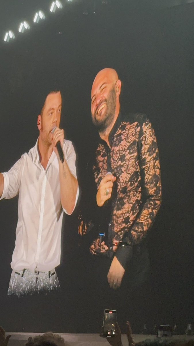 ziaMich's tweet photo. Non poteva mancare la “ciliegina su questa magnifica torta” … Meravigliosa sorpresa @Negramaro al concerto di @TizianoFerro … aspettando il 12 agosto #N20backhome 🥰🫶 #giulianosangiorgi #negramaro #tizianoferro #tizianoferro2023 #stadiosannicola #sorpresameravigliosa #emozioni https://t.co/zhSYPXNkvk