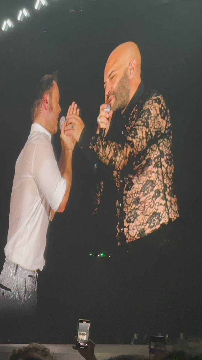 ziaMich's tweet photo. Non poteva mancare la “ciliegina su questa magnifica torta” … Meravigliosa sorpresa @Negramaro al concerto di @TizianoFerro … aspettando il 12 agosto #N20backhome 🥰🫶 #giulianosangiorgi #negramaro #tizianoferro #tizianoferro2023 #stadiosannicola #sorpresameravigliosa #emozioni https://t.co/zhSYPXNkvk