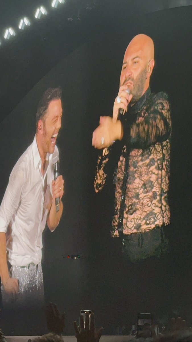 ziaMich's tweet photo. Non poteva mancare la “ciliegina su questa magnifica torta” … Meravigliosa sorpresa @Negramaro al concerto di @TizianoFerro … aspettando il 12 agosto #N20backhome 🥰🫶 #giulianosangiorgi #negramaro #tizianoferro #tizianoferro2023 #stadiosannicola #sorpresameravigliosa #emozioni https://t.co/zhSYPXNkvk