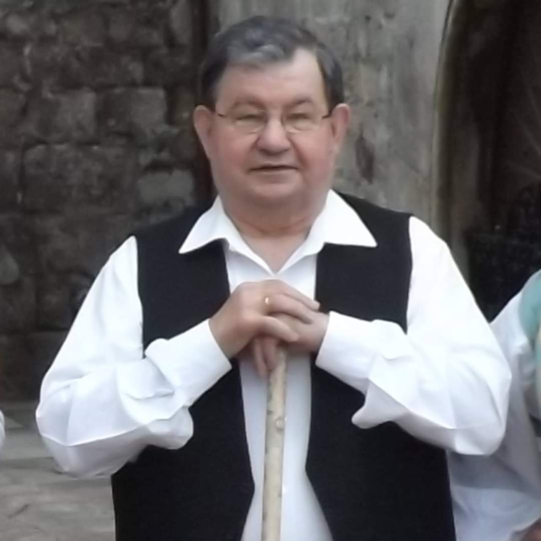 Mi más sentido pésame a toda la familia y amigos de Benito Diaz Diaz  El Sarruján de Carmona que hoy nos ha dejado D. E. P.
Está en el tanatorio de Rio Cabo, el funeral mañana a las 17:30 en la Virgen Grande, el entierro en Solares