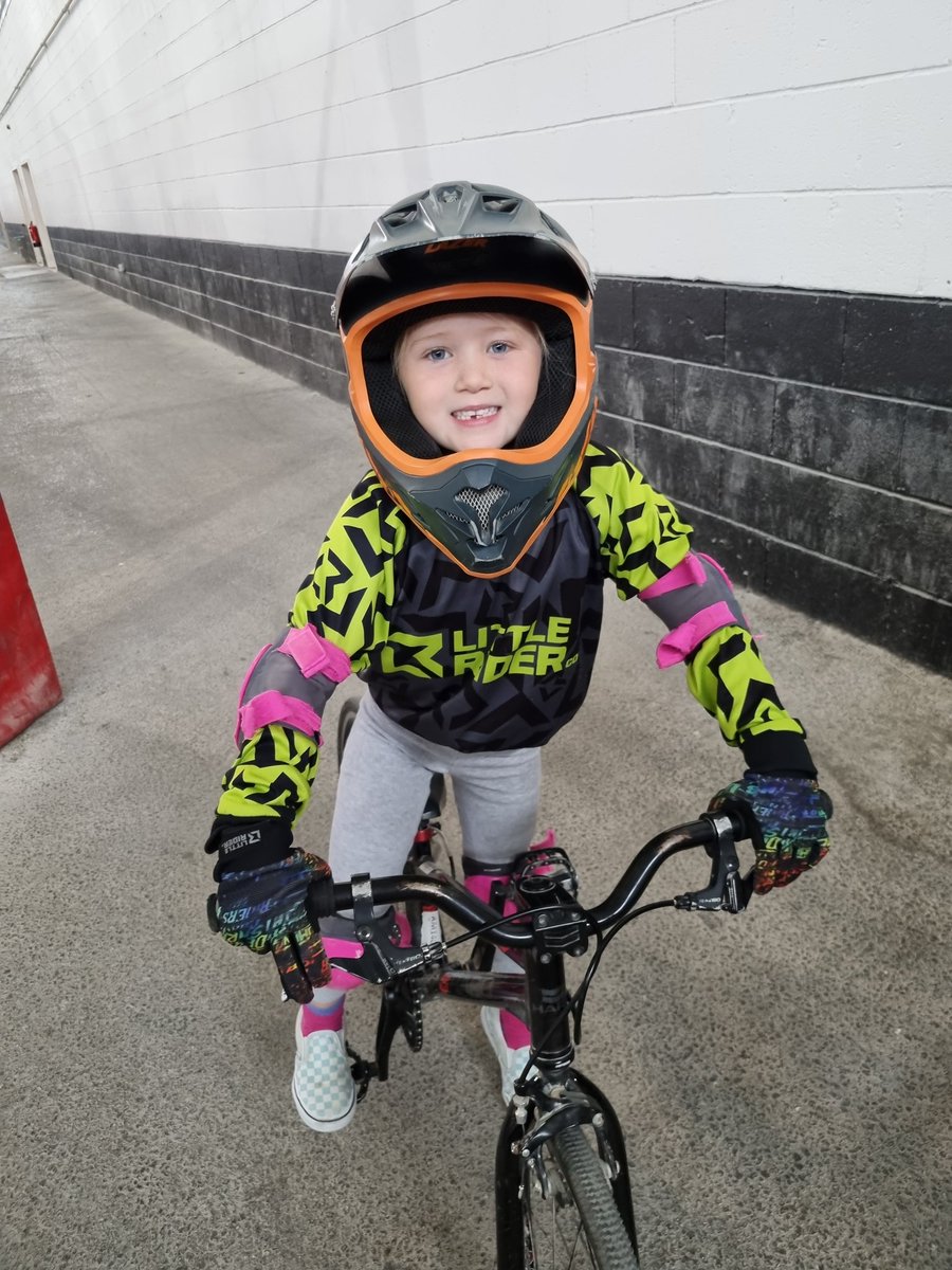 AmyBellx91's tweet photo. After months of wanting to try, today Evie overcame her nerves and smashed her first bmx coaching session! She is so proud of herself, and Zac is one very proud big brother 🥰 @Year1Discovery @Discovery_Hyde #discovering #improving #inspiring https://t.co/INS9FzAfFC