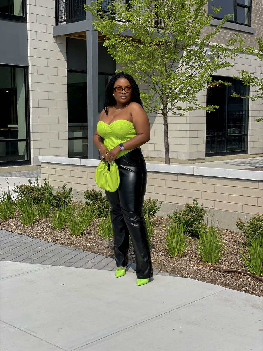 TekevweO's tweet photo. Wardrobe got anger issues the way it be throwing fits! 

#classofplt #sundayvibes #bestdressed #OOTD #NASCARChicago https://t.co/ARzcMdttL1