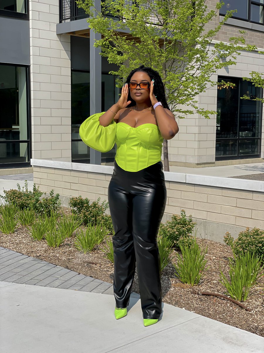 TekevweO's tweet photo. Wardrobe got anger issues the way it be throwing fits! 

#classofplt #sundayvibes #bestdressed #OOTD #NASCARChicago https://t.co/ARzcMdttL1