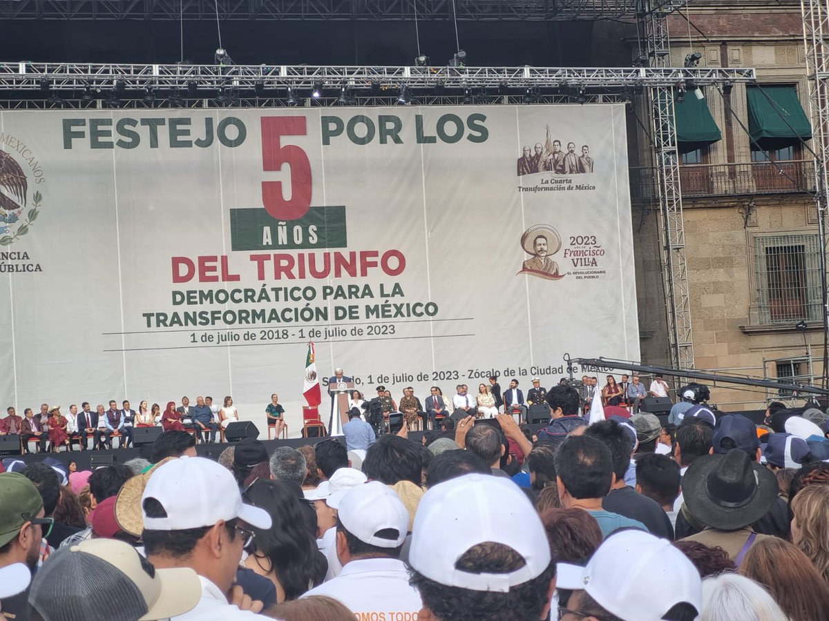 EmilioOrtizA's tweet photo. Participación de la Sección 11 en el reconocimiento que hace el #SNTE al Presidente @lopezobrador_ 📷 en el 5º año de su triunfo  histórico, por cumplir su palabra, dar certeza laboral y mejorar las condiciones de vida de los trabajadores de la educación .
#Sección11 https://t.co/YgYPrtIQo8