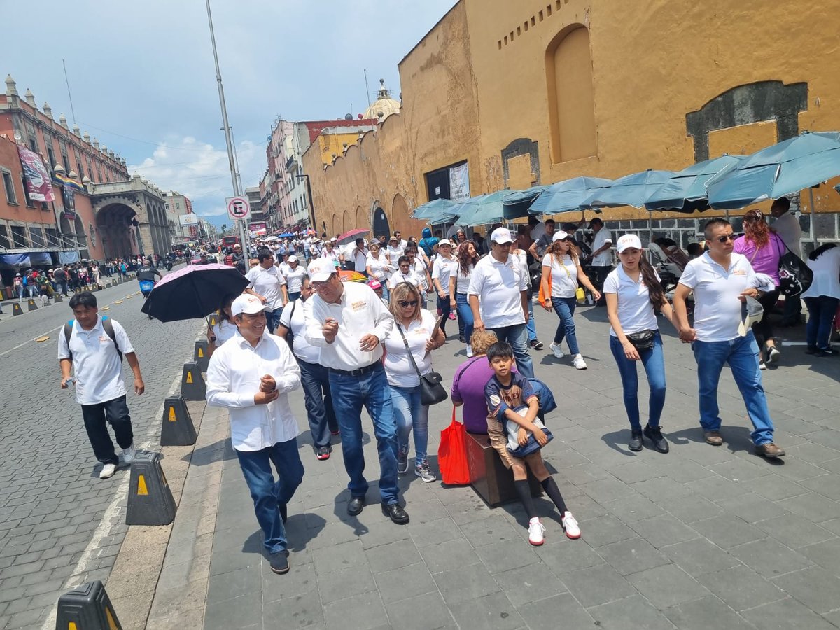 EmilioOrtizA's tweet photo. Participación de la Sección 11 en el reconocimiento que hace el #SNTE al Presidente @lopezobrador_ 📷 en el 5º año de su triunfo  histórico, por cumplir su palabra, dar certeza laboral y mejorar las condiciones de vida de los trabajadores de la educación .
#Sección11 https://t.co/YgYPrtIQo8
