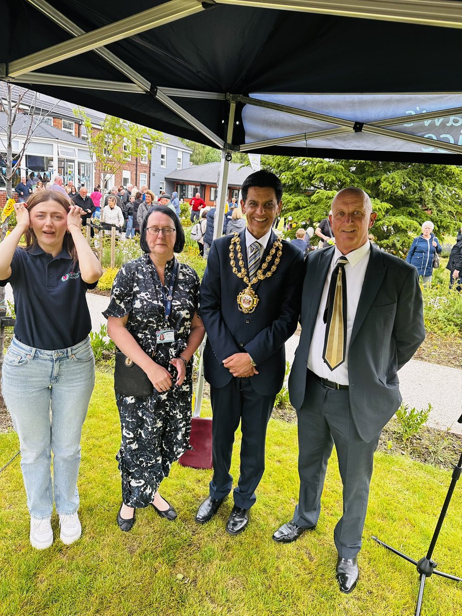 ChauhanZahid's tweet photo. Great to start my Sunday  by joining Dr Kershaw’s hospice second year  in-memoriam event that allows families to celebrate and remember their loved ones in the peace “We always live in memories of our loved ones” #endoflife #palliativecare support Dr Kershaw your local hospice. https://t.co/pMOWdGIyfA
