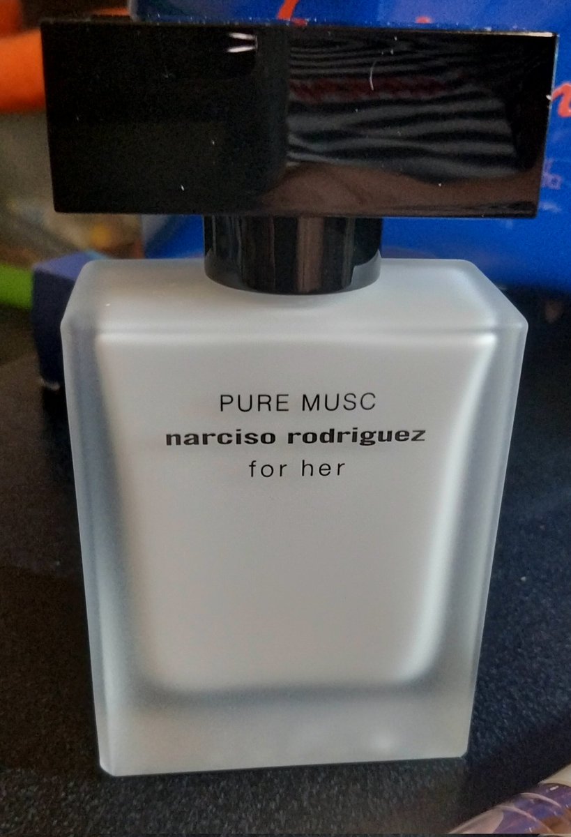 pincapa's tweet photo. Mi sento sempre estranea rispetto ai profumi. Non ho ancora trovato quello che può diventare tutt'uno con me. https://t.co/14IpyYegcB