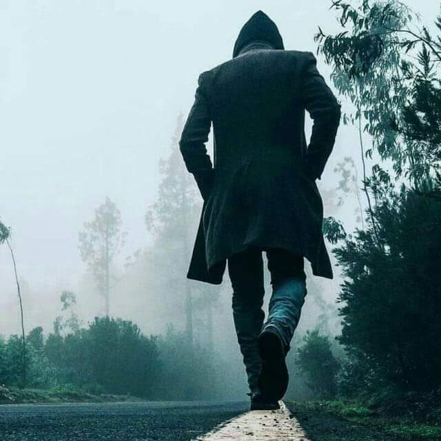 لاتذب روحك على المايشتهيك
كلمن بحلگه الطعم يحلاله
يجوز ماترهم ولا يرهم عليك
يجوز واحد غيرك إنت اباله
الي رايد عشرتك هو يعتنيك
لا تلح وياه ولا تقراله
لا تنادي اليتغلا من يجيك
خله هو يجيب روحه الحاله
الي مدلك ايده مدله ثنين إيديك
والي رايد يجفي لا تبراله