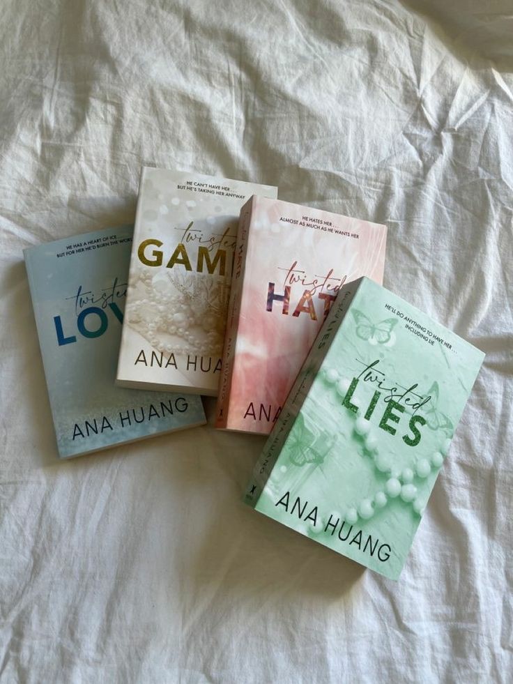 Este año empecé a leer los libros de Ana Huang, y sin dudas estoy agradecida a mi yo del pasado. De ahora en más me voy a leer todo lo que esta autora escriba. Además, las portadas, LAS PORTADAS.