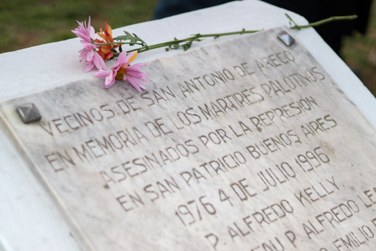 UnionxAreco's tweet photo. Memoria, verdad y justicia. 🤍
Un año más recordamos a los Mártires Palotinos en la plazoleta en su homenaje.
Esta mañana acompañamos a la Com. Mártires Palotinos de Areco en el clásico acto para mantener viva la memoria de los 5 y decir #NuncaMás al terrorismo de Estado. https://t.co/h4919H9COa