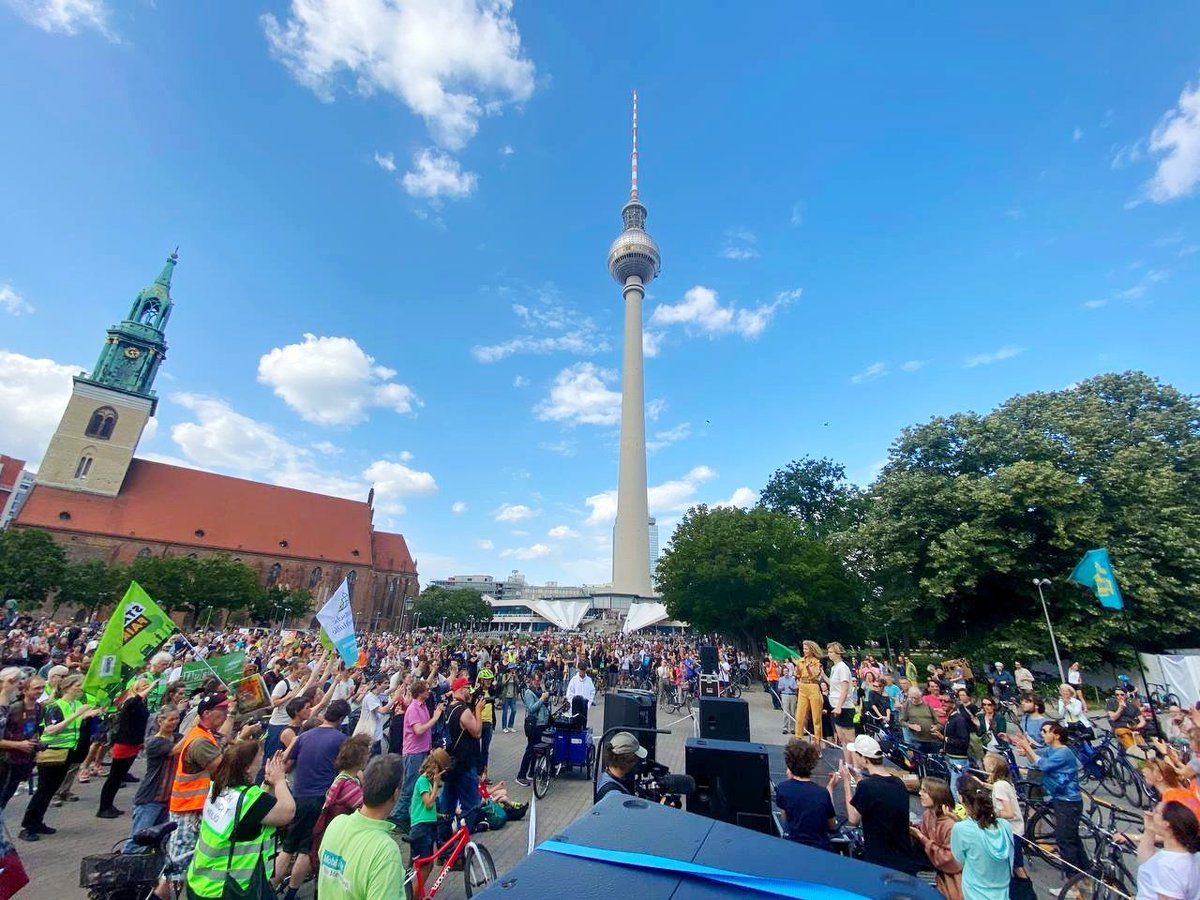 FridayForFuture's tweet photo. 💥 Wow! Mit weit über 10.000 Menschen sind wir heute auf bis zu 8 km Länge durch Berlin geradelt, um Verkehrssenatorin @SchreinerManja zu zeigen:

Weniger Fahrradwege und ÖPNV in Berlin? #NichtMitUns https://t.co/U9scWyvfri