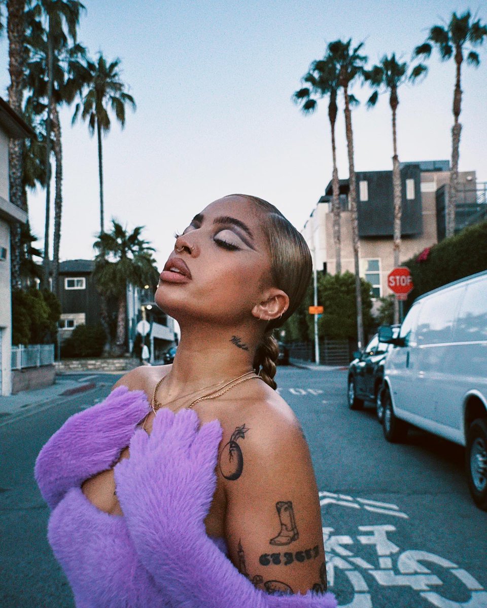 KianaLede's tweet photo. bitter bitter bitter bitter… https://t.co/3CuxyyHbZa