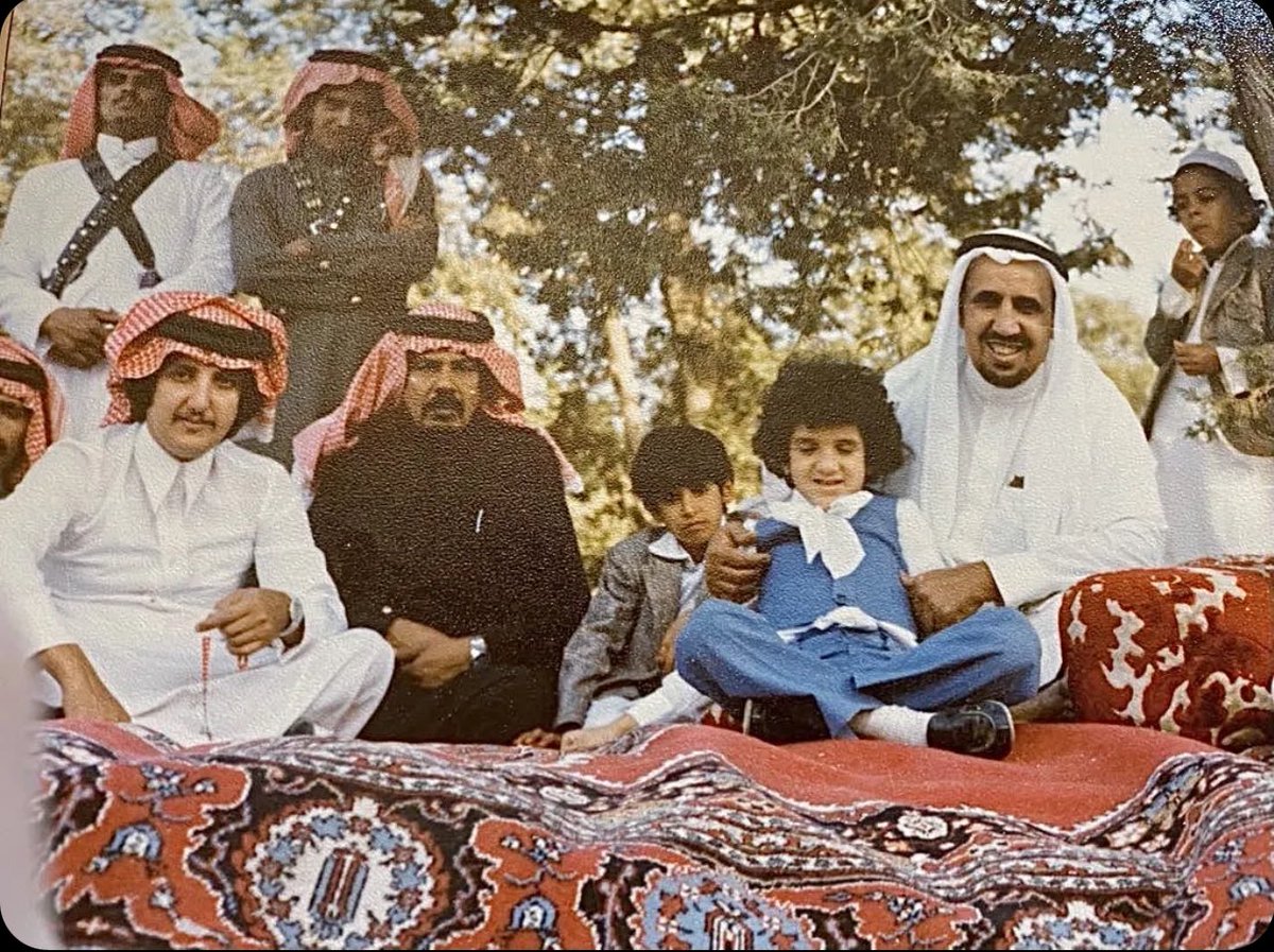 📸 | صورة جميلة تنشر لأول مره للأمير #عبدالعزيز_بن_فهد في طفولته مع جده ابراهيم البراهيم رحمه الله .