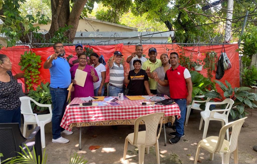 PLDenlinea's tweet photo. #PortadaPrincipalPLD | Entusiasmo, alegría y camaradería predominan en el proceso de inscripciones precandidaturas en el Partido de la Liberación Dominicana.

AMPLIAR:
https://t.co/GSiCo45ZIo vía @VanguardiaRD https://t.co/X4quTswkM2