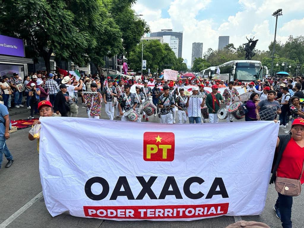 lopezneliolenin's tweet photo. ¡Con el pueblo todo, sin el pueblo nada! 

El #PoderTerritorial del @PTnacionalMX acompañó al Presidente Obrador en el 5o aniversario de su triunfo, de la victoria del pueblo y el inicio de la #4T

Seguiremos luchando porque continúe la #4taTransformación en el 2024.

¡Viva AMLO! https://t.co/RAxvA4MgQA